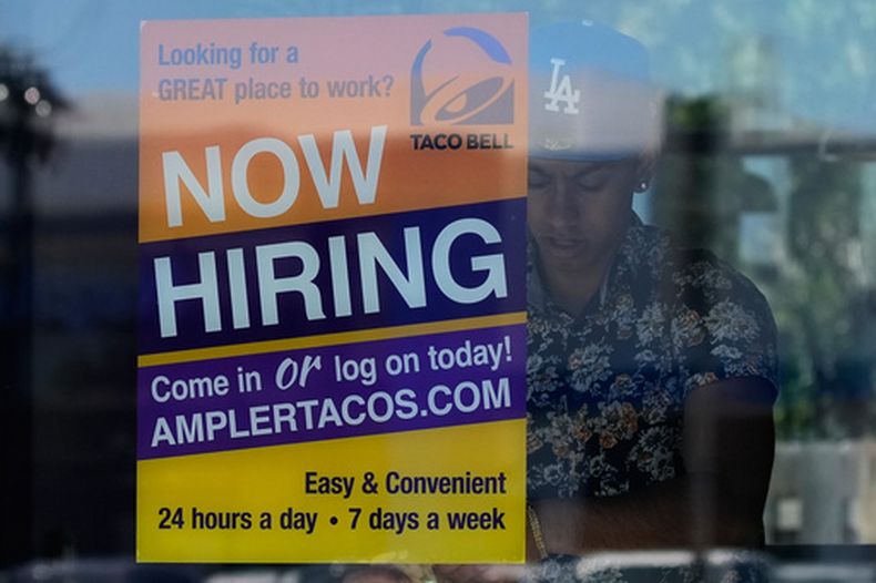 Un negocio busca personal en Niles, Illinois, el 14 de mayo del 2026. (AP foto/Nam Y. Huh)
