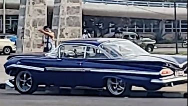 accidente multiple en malecon de la habana involucra un imponente chevrolet impala de los anos 50