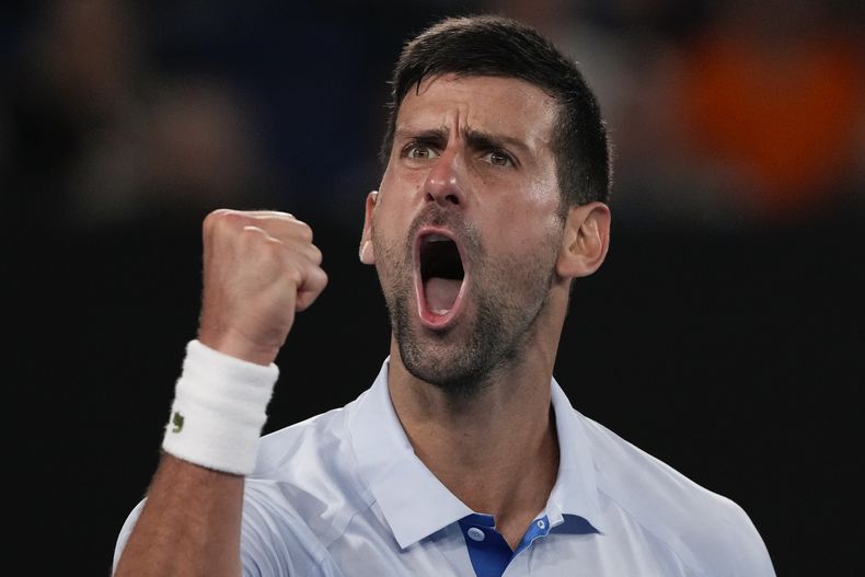 Novak Djokovic celebra tras llevarse el tercer set del partido contra Dino Prizmic durante la primera ronda del Abierto de Australia, el domingo 14 de enero de 2024, en Melbourne. (AP Foto/Andy Wong)