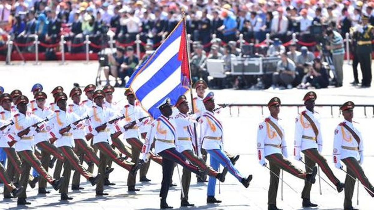 Движение 26 июля. Флаг движения 26 июля. Парад на Кубе. Униформа движения 26 июля.