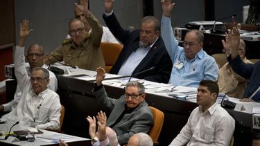Parlamento cubano aprueba Constitución que irá a consulta