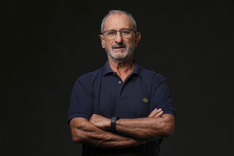 Gustavo Zerbino posa para un retrato para promover la película La sociedad de la nieve el viernes 27 de octubre de 2023, en Los Ángeles. (Foto AP/Ashley Landis)