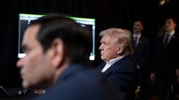 En esta foto publicada por la Casa Blanca, el presidente Donald Trump observa las operaciones militares estadounidenses en Venezuela, junto con el secretario de Estado, Marco Rubio, en Mar-a-Lago, en Palm Beach, Florida, el sábado 3 de enero de 2026. (Molly Riley/La Casa Blanca vía AP)