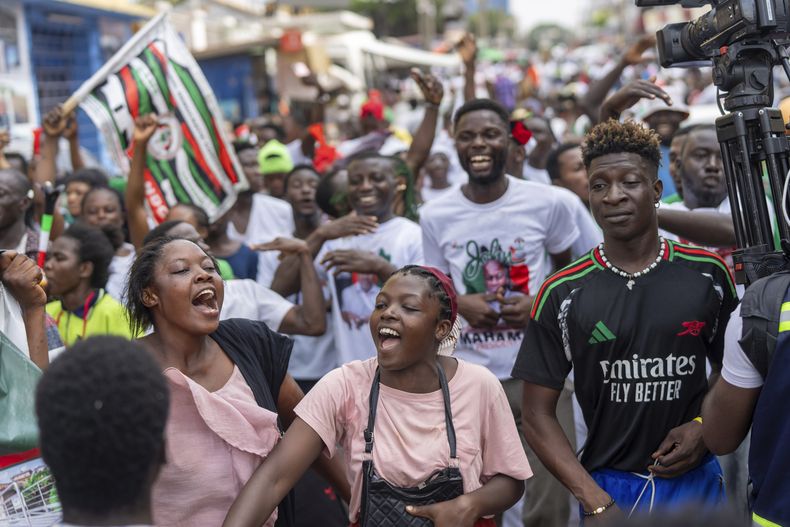Partidarios del candidato de la oposición y expresidente John Dramani Mahama festejan la victoria luego que su oponente, el actual vicepresidente de Ghana y candidato del partido en el poder, Mahamudu Bawumia, reconoció su derrota electoral, en Accra, Ghana, el domingo 8 de diciembre de 2024. (AP Foto/Jerome Delay)