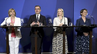 Izquierda a derecha, la presidenta del Partido Popular Sueco de Finlandia, Anna-Maja Henriksson; el presidente del Partido Coalición Nacional, Petteri Orpo; la presidenta del Partido Los Finlandeses, Riikka Purra, y la presidenta del Partido Demócrata Cristiano, Sari Essayah, anuncian el programa del nuevo gobierno en Helsinki, Finlandia, 15 de junio de 2023. (Heikki Saukkomaa/Lehtikuva via AP)