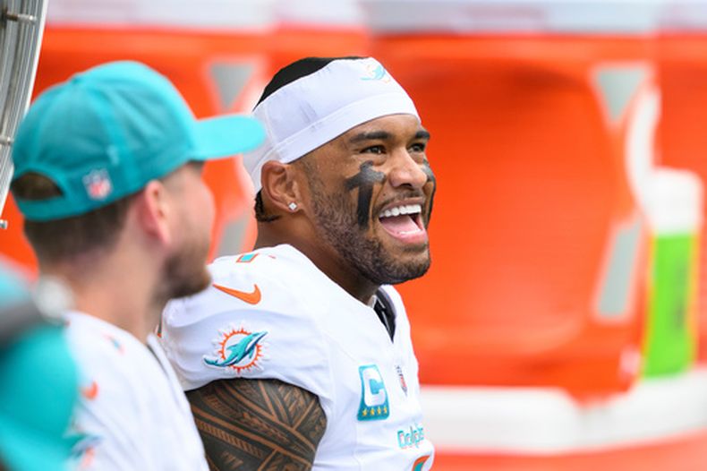 ARCHIVO - El quarterback Tua Tagovailoa de los Dolphins de Miami sonríe durante un partido contra los Saints de Nueva Orleans, el 30 de noviembre de 2025, en Miami Gardens, Florida. (AP Foto/Doug Murray)