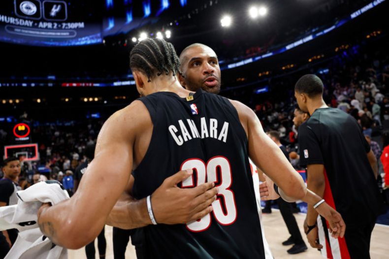 Toumani Camara festeja con Nicolas Batum, su compañero en los Trail Blazers de Portland, tras derrotar a los Clippers de Los Ángeles, el martes 31 de marzo de 2026 (AP Foto/Caroline Brehman)