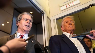 El secretario del Tesoro, Scott Bessent (izquierda), habla con los periodistas mientras el presidente Donald Trump (derecha) escucha a bordo del Air Force One, el lunes 27 de octubre de 2025, durante el viaje de Kuala Lumpur a Tokio. (AP Foto/Mark Schiefelbein)