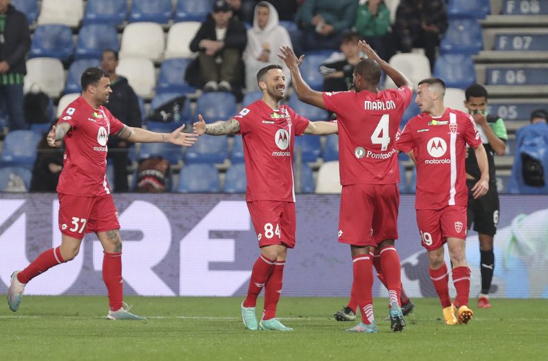 Patrick Ciurra, del Monza, segundo de izquierda a derecha, celebra su gol con sus compañeros durante el partido ante el Sassuolo, el viernes 19 de mayo de 2023, en Reggio Emilia, Italia. (Michele Nucci/LaPresse via AP)