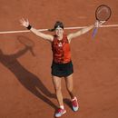 Karolina Muchova, de República checa, celebra después de ganar su partido de semifinal en el Abierto de Francia en contra de Aryna Sabalenka, de bielurrusia, en tres sets 7-6 (7-5), 6-7 (5-7), 7-5, en el estadio de Roland Garros, en París, el jueves 8 de junio de 2023. (AP Foto/Christophe Ena)