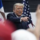 El expresidente Donald Trump visita a voluntarios de campaña en Grimes Community Complex Park, el jueves 1 de junio de 2023, en Des Moines, Iowa. (AP Foto/Charlie Neibergall)