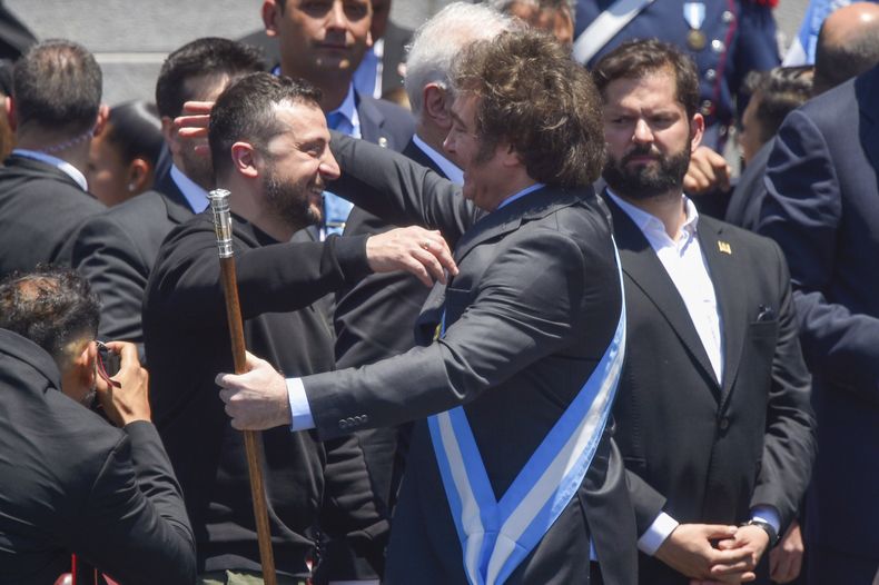 El presidente ucraniano, Volodymyr Zelenskyy, abraza al recién juramentado presidente de Argentina, Javier Milei, durante el Congreso en Buenos Aires, Argentina, el domingo 10 de diciembre de 2023. (Foto AP/Gustavo Garello)