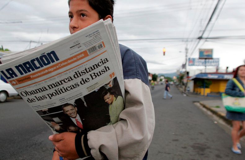 ARCHIVO - Un vendedor ofrece el periódico La Nación, el 21 de enero de 2009, en San José, Costa Rica. (AP Foto/Kent Gilbert, archivo)