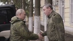En esta imagen extraída de un video publicado por el servicio de prensa de la presidencia rusa el miércoles 12 de marzo de 2025 el presidente de Rusia, Vladímir Putin, a la izquierda, estrecha la mano del jefe del Estado Mayor ruso, Valery Gerasimov, en una visita al cuartel general del Ejército en la región de Kursk, en Rusia. (Servicio de prensa de la presidencia rusa via AP)