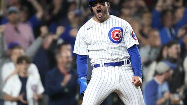 Mike Tauchman, de los Cachorros de Chicago, festeja tras anotar en un sencillo de Ian Happ ante los Piratas de Pittsburgh, el miércoles 14 de junio de 2023 (AP Foto/Charles Rex Arbogast)