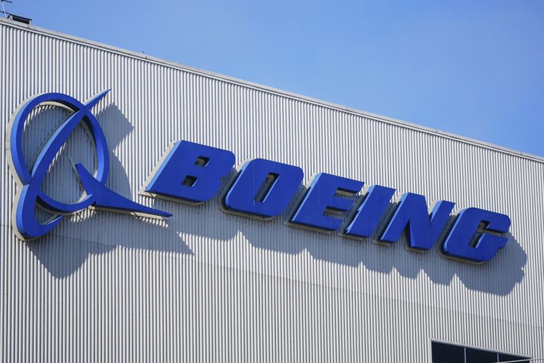 ARCHIVO - El logotipo de Boeing se exhibe en la fábrica de la compañía, el 24 de septiembre de 2024, en Renton, Washington. (AP Foto/Lindsey Wasson, archivo)