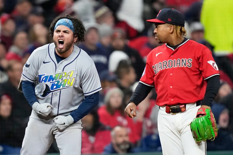 El mexicano Jonathan Aranda, de los Rays de Tampa Bay, festeja tras pegar un sencillo productor, junto al dominicano José Ramírez, de los Guardianes de Cleveland, en el cuarto juego de la Serie de Campeonato de la Liga Americana, el sábado 17 de octubre de 2026 (AP Foto/David J. Phillip)