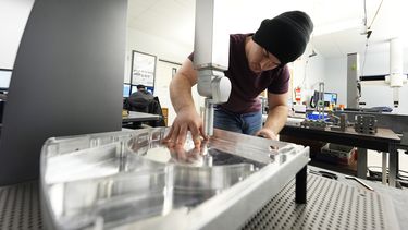 Un trabajador de Reata Engineering and Machine Works prepara una máquina Hexagon utilizada, el 15 de febrero de 2024, en Englewood, Colorado. (Foto AP/David Zalubowski, archivo)