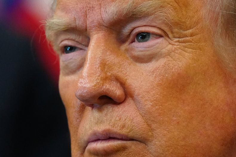 El presidente estadounidense Donald Trump en la Oficina Oval, en la Casa Blanca, en Washington, el 13 de julio del 2026. (AP foto/Julia Demaree Nikhinson)
