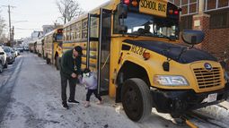 Un estudiante llega a la escuela el 21 de enero de 2025, en East Boston, Boston. (AP Foto/Michael Dwyer)