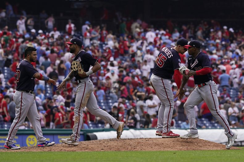 Los Nacionales de Washington celebran tras derrotar a los Filis de Filadelfia, el domingo 2 de julio de 2023, en Filadelfia. (AP Foto/Matt Slocum)