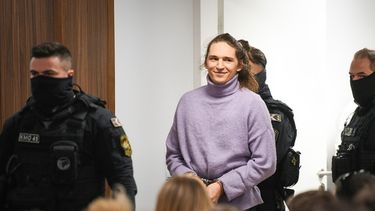 Maja T., una activista antifascista alemana, llega al tribunal en Budapest el 30 de septiembre del 2026. (AP foto/Pavel Bogolepov)