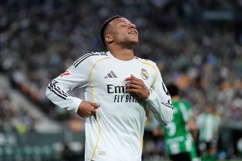 Kylian Mbappé del Real Madrid durante el partido contra Real Betis en la Liga española, el viernes 24 de abril de 2026, en Sevilla. (AP Foto/José Bretón)