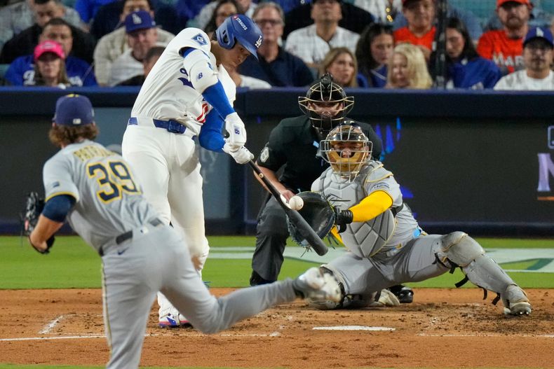 Shohei Ohtani, de los Dodgers de Los Ángeles, batea un cuadrangular en contra de los Cerveceros de Milwaukee durante la cuarta entrada del cuarto juego de la Serie de Campeonato de la Liga Nacional, el viernes 17 de octubre de 2025, en Los Angeles. (AP Foto/Mark J. Terrill)