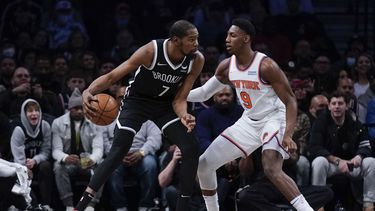 Durant anota 53, Nets vencen 110-107 a Knicks