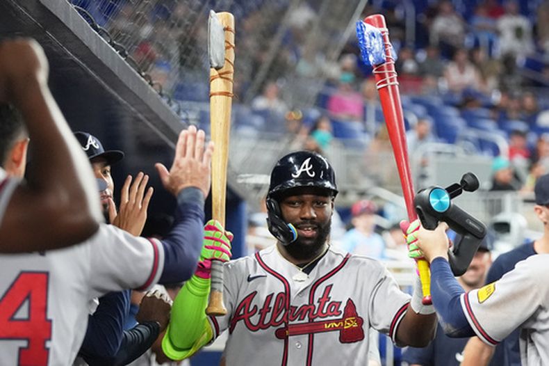 Michael Harris II, de los Bravos de Atlanta, es felicitado en el dugout luego de pegar un jonrón ante los Marlins de Miami, el jueves 21 de mayo de 2026 (AP Foto/Lynne Sladky)