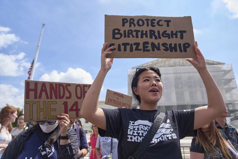 Hannah Liu, de 26 años, residente en Washington, muestra un letrero en apoyo a la ciudadanía por nacimiento, el jueves 15 de mayo de 2025, fuera de la Corte Suprema, en Washington. (AP Foto/Jacquelyn Martin)