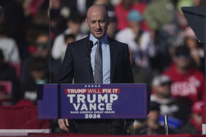 Stephen Miller, estrecho colaborador de Donald Trump, habla ante el candidato presidencial republicano en un mitin de campaña en Lititz, Pensilvania, el 3 de noviembre de 2024. (AP Foto/Matt Rourke)
