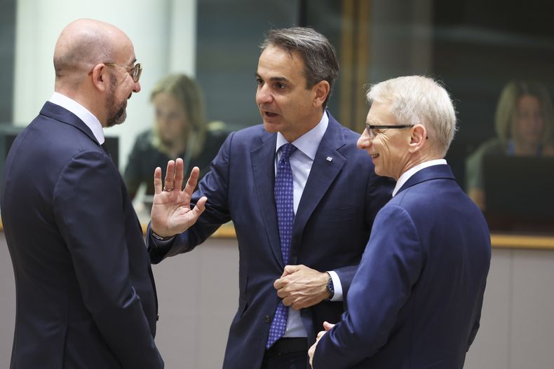 El presidente del Consejo Europeo, Charles Michel, izquierda, habla con el primer ministro griego Kyriakos Mitsotakis, centro, y el primer ministro búlgaro Nikolai Denkov durante una mesa redonda en la sede del Consejo Europeo, Bruselas, viernes 30 de junio de 2023. (AP Foto/Geert Vanden Wijngaert)