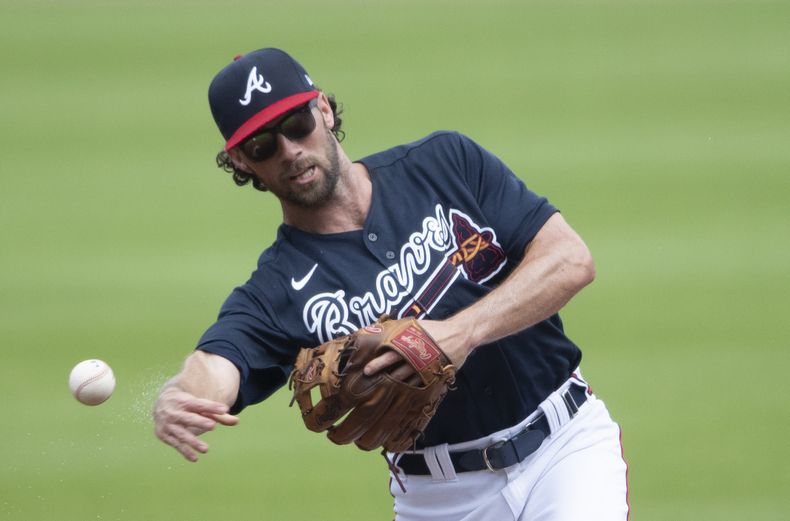 ARCHIVO - Charlie Culberson, de los Bravos de Atlanta, lanza a primera después de tomar una rola durante un partido de entrenamiento, el jueves 9 de julio de 2020, en Atlanta. Los Bravos designaron a Culberson a asignación horas antes de que su padre hiciera el primer lanzamiento en la ceremonia del Día del Padre, el domingo 18 de junio de 2023. (AP Foto/John Bazemore, Archivo)