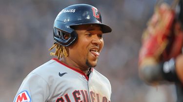 El dominicano José Ramírez, de los Guardianes de Cleveland, festeja su triple de dos carreras ante los Medias Blancas de Chcago, en el tercer juego de la serie divisional de la Liga Americana (AP Foto/Melissa Tamez)