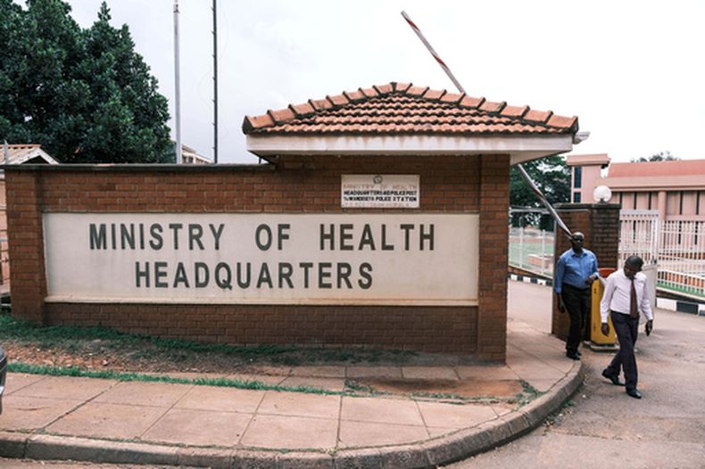 Gente sale a pie de la sede del Ministerio de Salud en Kampala, Uganda, el martes 19 de mayo de 2026. (AP Foto/Hajarah Nalwadda)