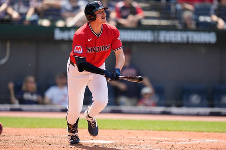 Kyle Manzardo de los Guardianes de Cleveland observa su jonrón en la quinta entrada ante los Rojos de Cincinnati el domingo 17 de mayo del 2026. (AP Foto/Sue Ogrocki)