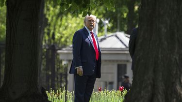 El presidente Donald Trump mira a lo lejos desde el Jardín Norte de la Casa Blanca, el miércoles 23 de abril de 2025, en Washington. (AP Foto/Mark Schiefelbein)
