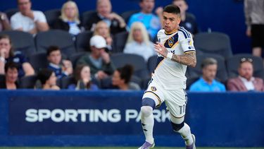 ARCHIVO - El brasileño Gabriel Pec, del Galaxy de Los Ángeles, conduce el balón durante un partido ante el Sporting Kansas City, el miéercoles 13 de mayo de 2026 (AP Foto/Charlie Riedel, archivo)