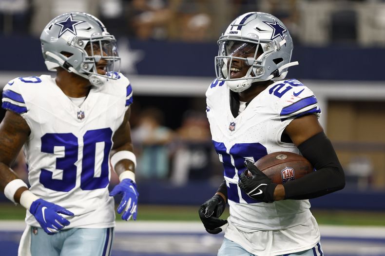 El cornerback de los Cowboys de Dallas DaRon Bland y el safety Juanyeh Thomas celebran la intercepción de Bland al quarterback de los Patriots de Nueva Inglaterra Mac Jones en el encuentro del domingo primero de octubre del 2023. (AP Foto/Roger Steinman)