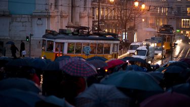 americateve | Un tranv&iacute;a pasa junto a personal retirado de las fuerzas armadas reunido para protestar en Lisboa el jueves 13  de febrero de 2014. Organizaciones de militares convocaron a la protesta contra las medidas de austeridad decretadas por el gobierno por