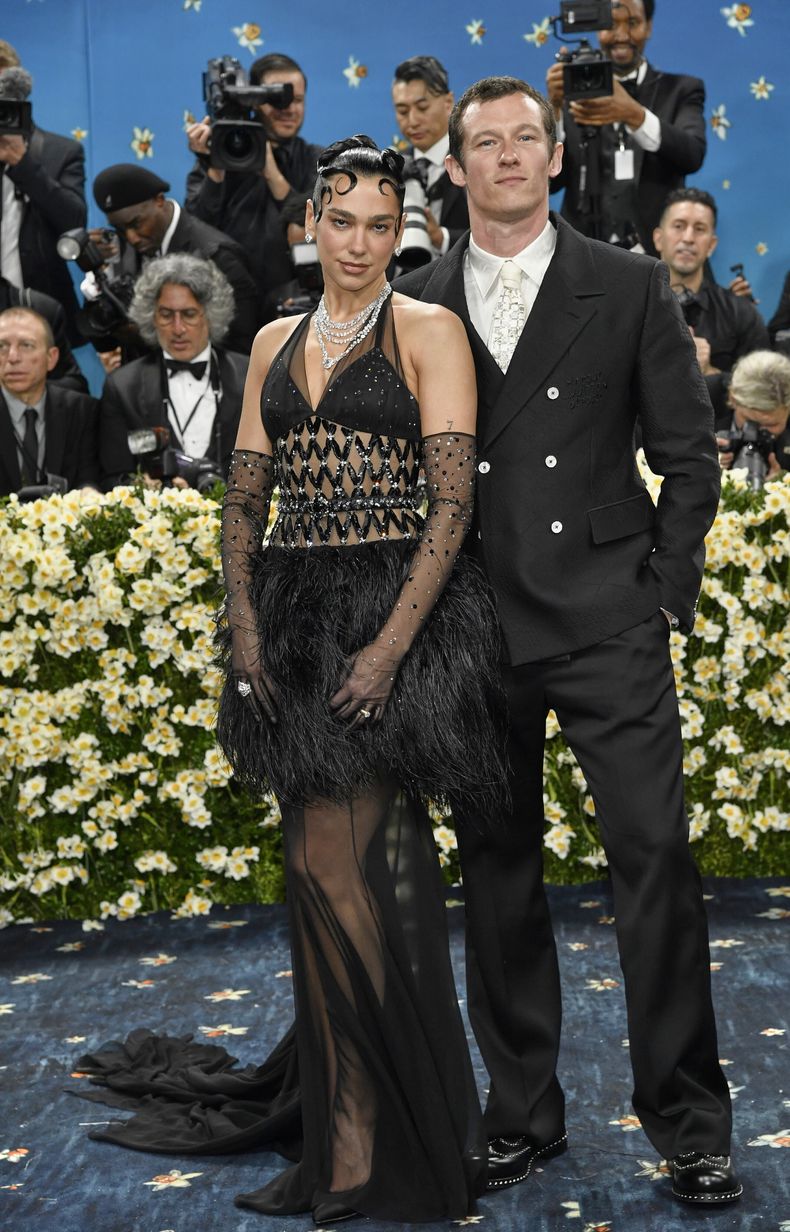 Dua Lipa, izquierda, y Callum Turner asisten a la gala benéfica del Instituto del Vestido del Museo Metropolitano de Arte que celebra la inauguración de la exposición Superfine: Tailoring Black Style el lunes 5 de mayo de 2025, en Nueva York. (Foto Evan Agostini/Invision/AP)