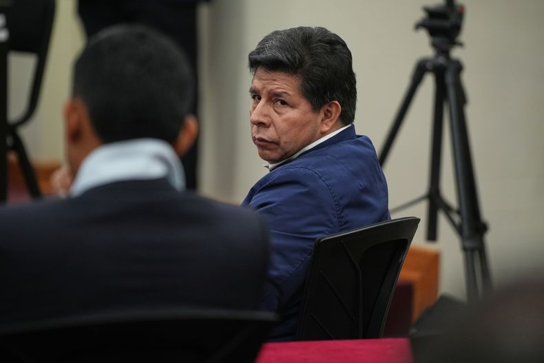 El expresidente Pedro Castillo, quien enfrenta cargos de rebelión y otros delitos contra el Estado, asiste a su audiencia de sentencia en una base policial en las afueras de Lima, Perú, el jueves 27 de noviembre de 2025. (AP Foto/Guadalupe Pardo)
