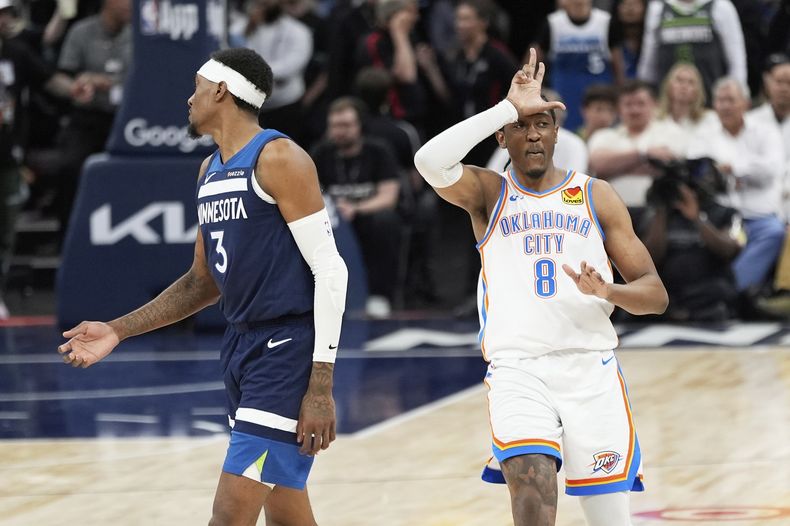 El alero del Thunder de Oklahoma City Jalen Williams hace un gesto tras anotar un triple frente a Jaden McDaniels de los Timberwolves de Minnesota en el juego 4 de las finales de la Conferencia Oeste el lunes 26 de mayo del 2025. (AP Foto/Abbie Parr)