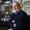 ARCHIVO - Ron Edmonds, fotógrafo sénior jubilado de la Casa Blanca para The Associated Press, posa para un retrato en su casa de Annandale, Virginia, el 16 de marzo de 2013. (AP Foto/Charles Dharapak, Archivo)