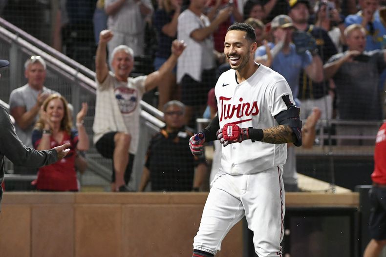 El puertorriqueño Carlos Correa, de los Mellizos de Minnesota, festeja luego de conectar un jonrón de dos carreras ante los Cerveceros de Milwaukee, el martes 13 de junio de 2023 (AP Foto/Craig Lassig)