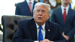 El presidente de Estados Unidos, Donald Trump, habla durante un evento en la Oficina Oval de la Casa Blanca, el viernes 30 de enero de 2026 en Washington. (AP Foto/Evan Vucci)