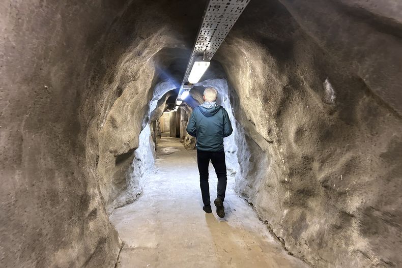 Odd John Resser, oficial de planificación de emergencias de la localidad de Kongsberg, Noruega, camina por un refugio subterráneo de la era de la Guerra Fría que se desempolvó después de la invasión rusa de Ucrania, el jueves 8 de mayo de 2025. (AP Foto/Emma Burrows)