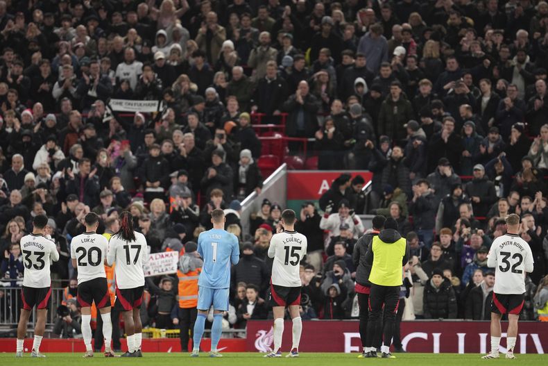 Los jugadores del Fulham agradecen al público luego de empatar ante Liverpool en Anfield, el sábado 14 de diciembre de 2024 (AP Foto/Jon Super)