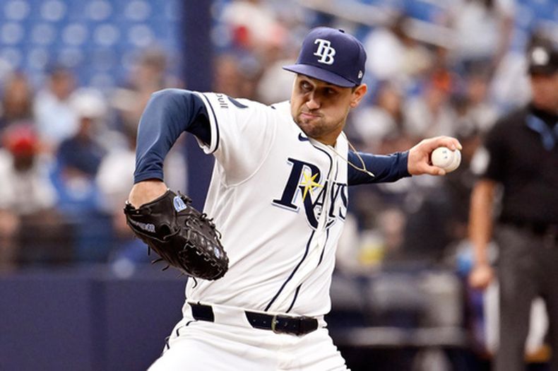 El lanzador de los Rays de Tampa Bay, Ian Seymour, lanza durante la primera entrada de un partido de béisbol contra los Yankees de Nueva York, el martes 7 de julio de 2026, en St. Petersburg, Florida. (Foto AP/Jason Behnken)